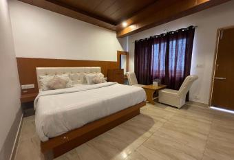 Hotel Atithi, Near Yes Bank, Mall Road, Mussoorie has Balcony rooms