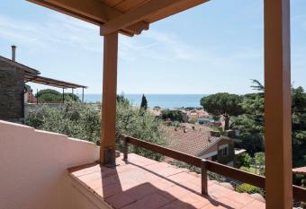 Villa con Terrazza Vista Mare allows 18 year olds to book a room