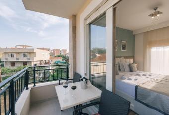 Villa Royal Apartments has Balcony rooms