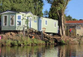 Marshlands Lakeside Nature Retreat allows 18 year olds to book a room
