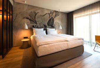 Th  les Hotel B  cken allows 18 year olds to book a room