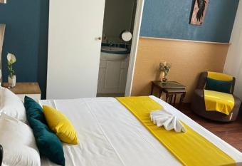 H  tel Abalone - Centre Gare allows 18 year olds to book a room