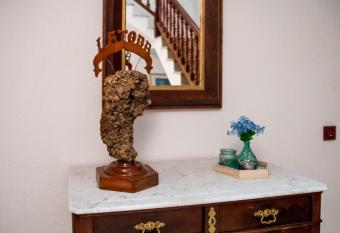 Hostal La Toba has Balcony rooms