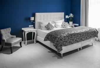 Haus Hotel & Pension Villa Laluna allows 18 year olds to book a room