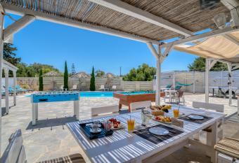 Dahlia Apartments And Studios has Balcony rooms