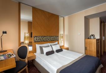 Marmara Hotel Budapest allows 18 year olds to book a room