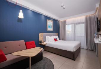 Holiday Inn Express - Malta, an IHG Hotel allows 18 year olds to book a room