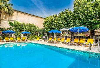 Logis H  tel Restaurant R  sidence allows 18 year olds to book a room