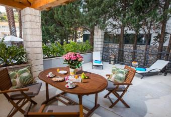 Villa Diamond has rooms with a private hot tub