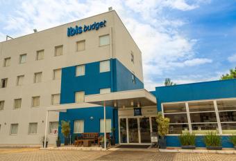 ibis budget Piracicaba allows 18 year olds to book a room