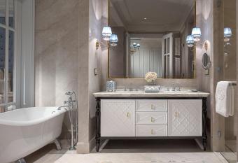 Sofitel Foshan Shunde has rooms with a private hot tub