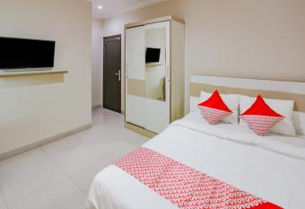 RedDoorz Syariah near Stasiun Karet allows 18 year olds to book a room