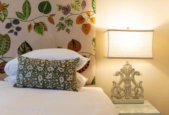 Y Branwen - adult only and dog friendly allows 18 year olds to book a room