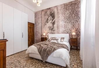 Rialto Design Boutique Apartment R&R allows 18 year olds to book a room