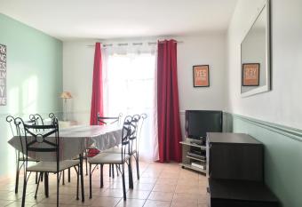 Disney, very nice 2 bedrooms family apartment, wifi, NETFLIX 8 pers has Balcony rooms
