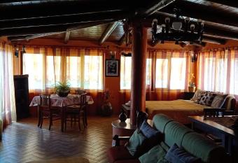Chalet Rustico has Balcony rooms