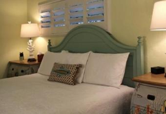 Kona Kai Resort and Gallery allows 18 year olds to book a room