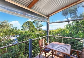Maleny Terrace Cottages has rooms with a private hot tub