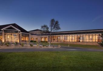 Doubletree By Hilton Glasgow Westerwood Spa & Golf Resort allows 18 year olds to book a room