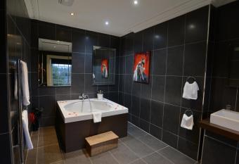 Park House Hotel has rooms with a private hot tub