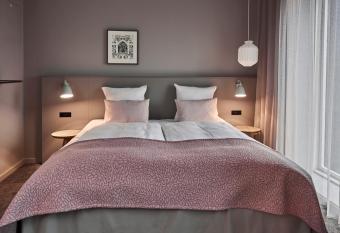 Hotel Odeon allows 18 year olds to book a room