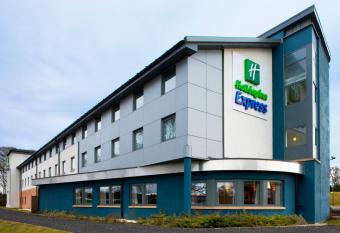 Holiday Inn Express Dunfermline, an IHG Hotel allows 18 year olds to book a room