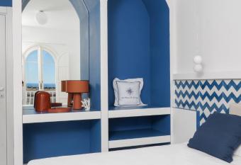 La Maison De La Ville has Balcony rooms