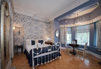 Manoir Sherbrooke has rooms with a private hot tub