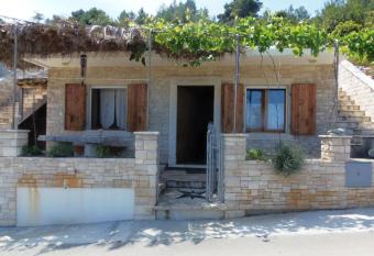 Stiniva-stone House has Smoking/Balcony rooms