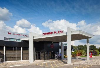 Crowne Plaza Manchester Airport, an IHG Hotel allows 18 year olds to book a room