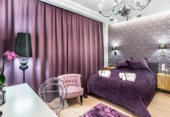 Sea Sail Apartments allows 18 year olds to book a room