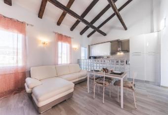 Ca  Laura - Murano Centro has Balcony rooms