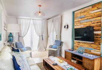 Mylas Cottage has Balcony rooms