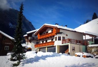 Bauernhof Entalhof has Balcony rooms