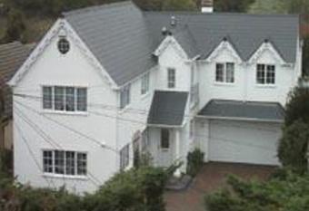 Waratah Lodge allows 18 year olds to book a room