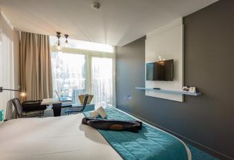 Op  ralia H  tel les Pins allows 18 year olds to book a room