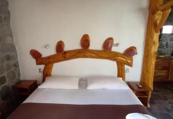 Tres Continentes has rooms with a private hot tub