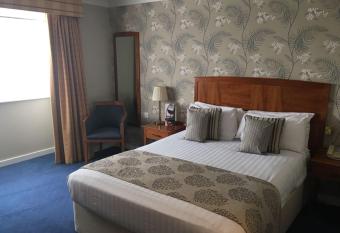 Red Lion Hotel allows 18 year olds to book a room