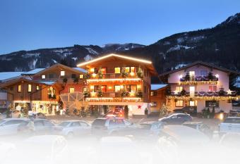 Mara s Little Boutique Sleepover - Renovated in 2024 has Balcony rooms