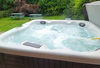 Cameley Lodge - Self Catering allows 18 year olds to book a room