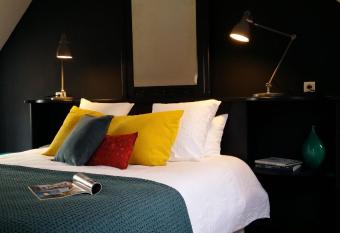 Le 29 d    c  t   allows 18 year olds to book a room