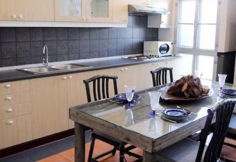 Samsen Suites/ 2 Br Suites for less has rooms with a private hot tub