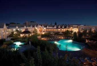 H  tel Le Bonne Entente has rooms with a private hot tub