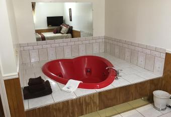 Kingsway Inn has rooms with a private hot tub