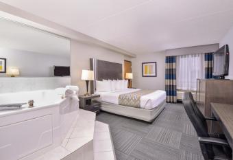 Best Western Naperville Inn has rooms with a private hot tub