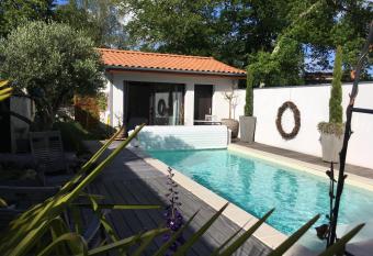 La Casa Bonita allows 18 year olds to book a room