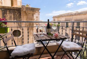 Maison Ortigia has Balcony rooms