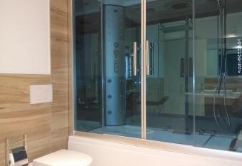 B&B Emozioni e Relax has rooms with a private hot tub