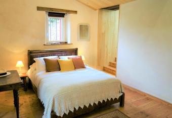 Terre et Eau chambres d hotes B&B La Flocelli  re has rooms with a private hot tub