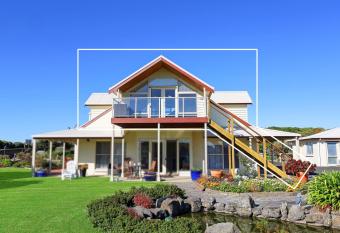 Logans Beach Whale Nursery Apartments - The Loft allows 18 year olds to book a room